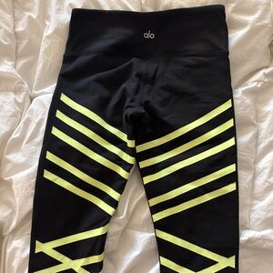 Alo Yoga Airbrush Capri Glow In The Dark Womens XS x 24" Black Yellow Green Neon